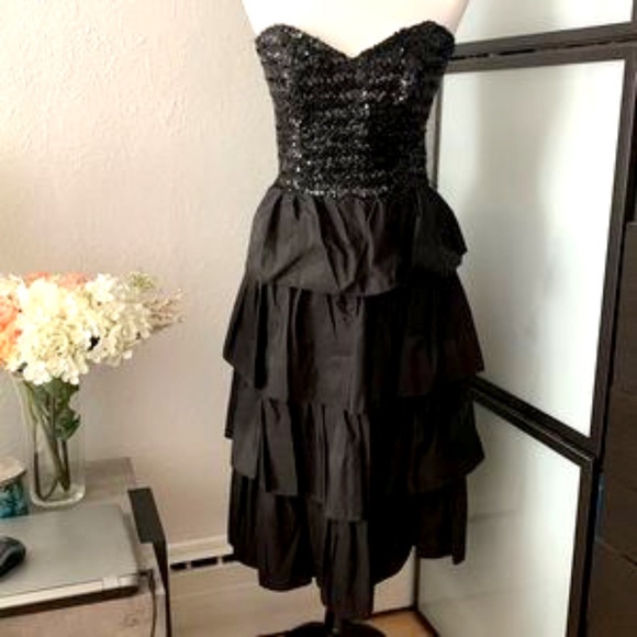 Elegant Black Strapless Dress - Picture 1 of 6